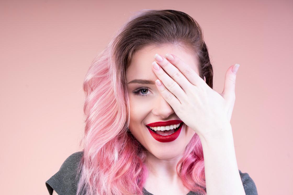 Девушка с окрашиванием волос розовое омбре