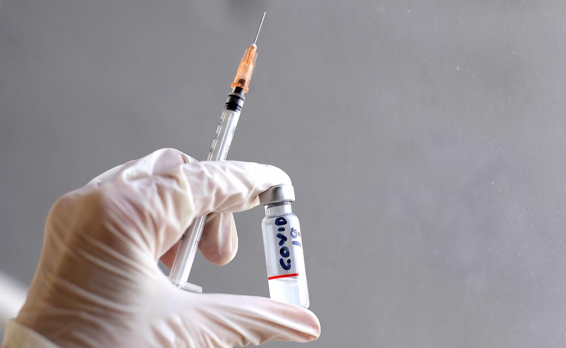 Старт массовой вакцинации россиян от коронавируса планируют начать в октябре