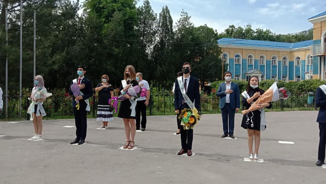 Последний звонок в условиях карантина прошел в школах Алматы (фото)