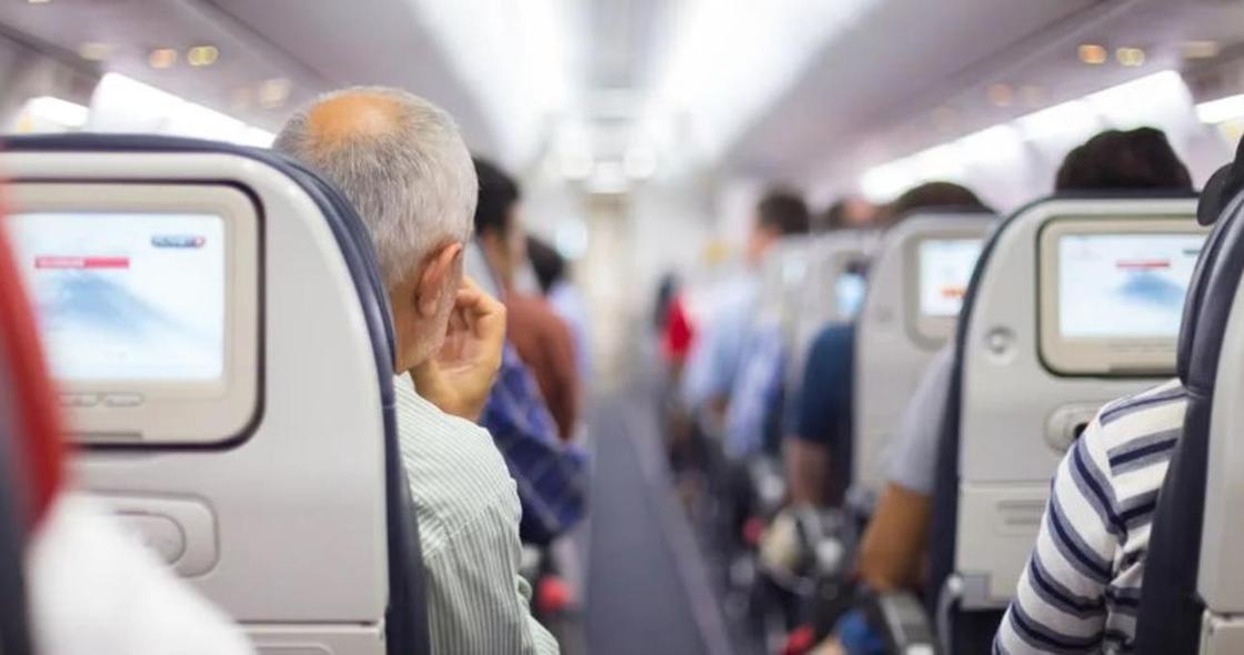 Нервный пассажир захотел выйти из летящего самолета и устроил переполох на борту