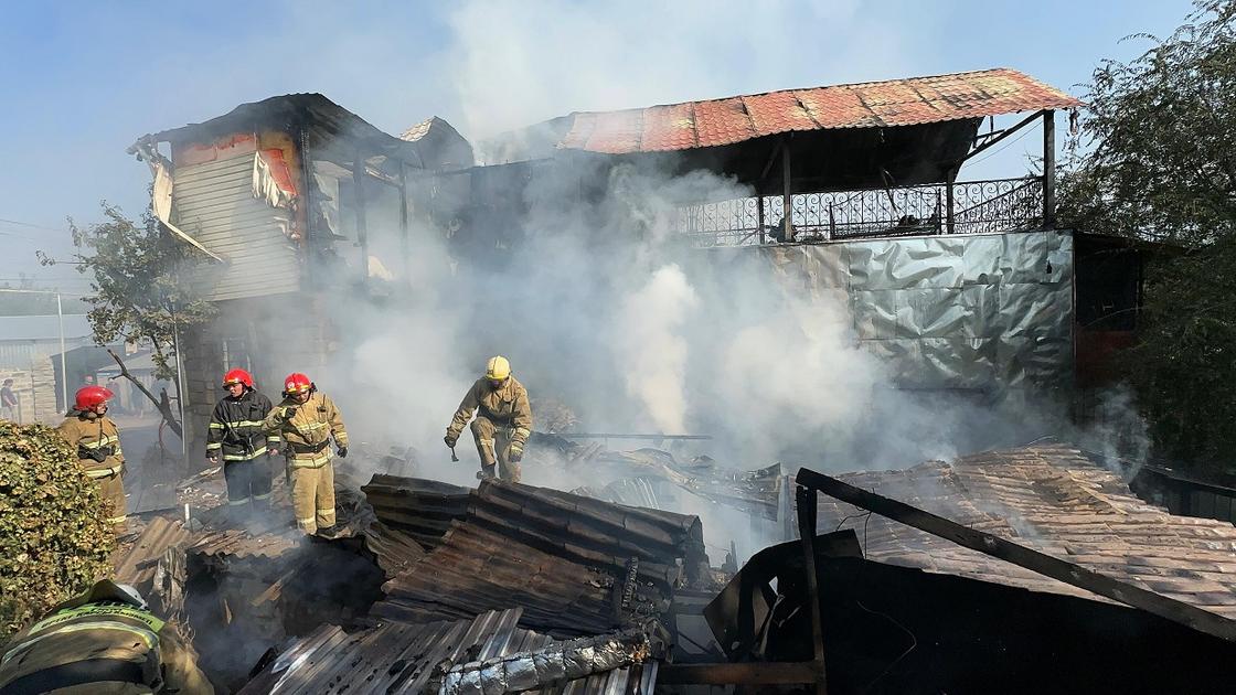 Пожарные тушат пожар