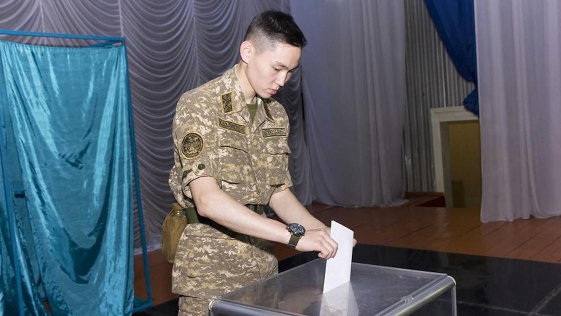 Военнослужащие принимают активное участие во внеочередных выборах президента Казахстана