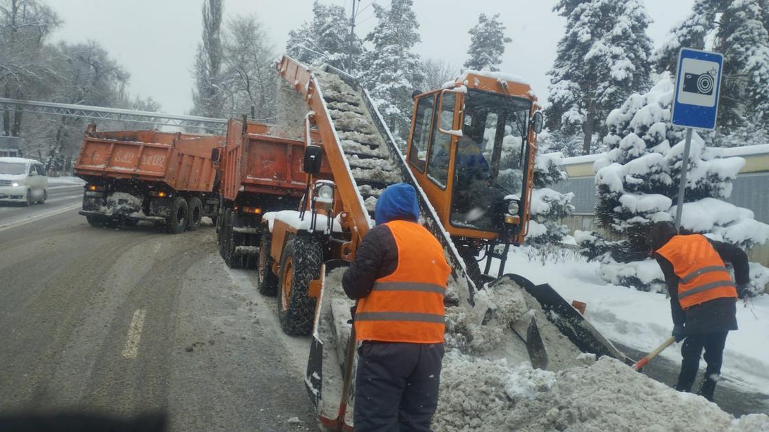 Уборка снега в Алматы