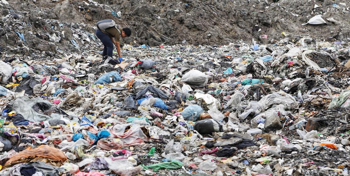 20-метровые горы отправленного на "переработку" британского мусора обнаружены в Малайзии