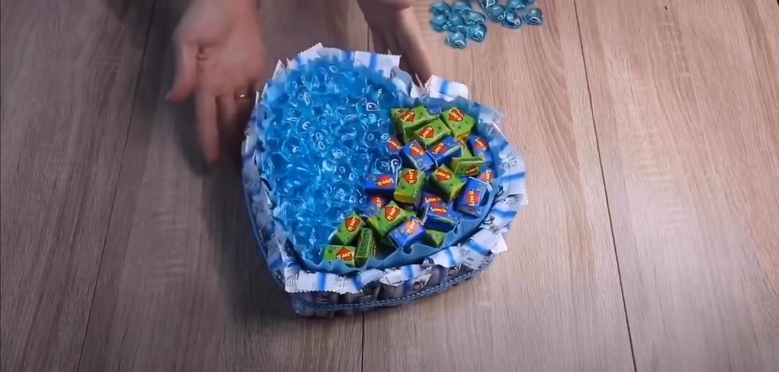 Коробка в виде сердца с конфетами Коробка в виде сердца с конфетами