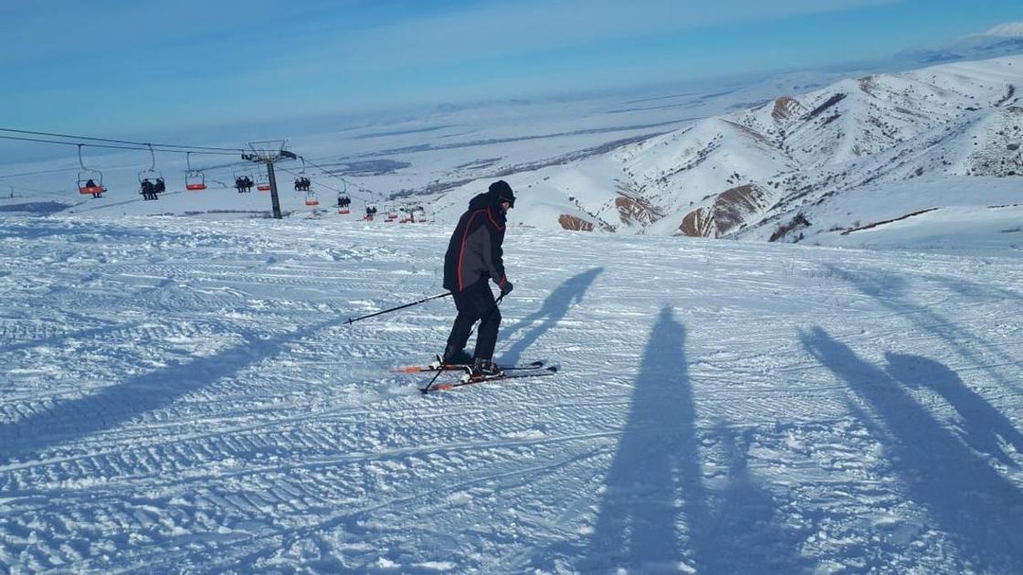 Аким Туркестанской области показал мастер-класс катания на лыжах (фото)