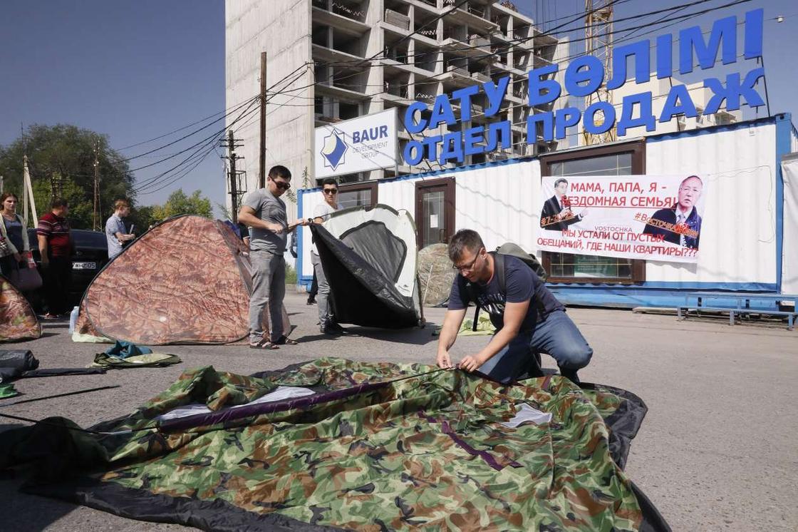 Ипотечники собрались жить в палатках возле проблемного ЖК в Алматы (фото)