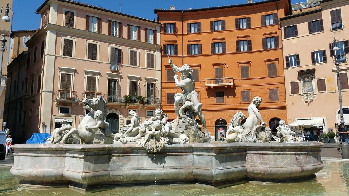 Вид на фонтан Нептуна и здания на площади Навона в Риме