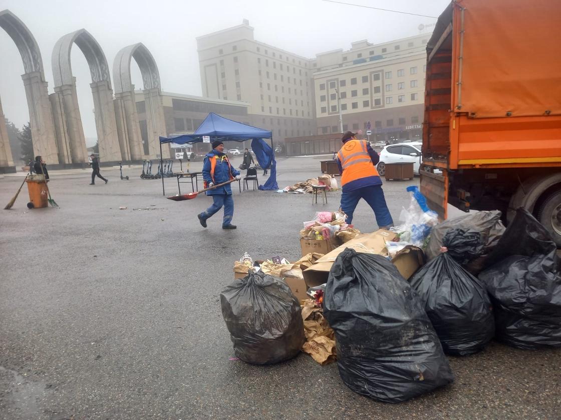 Сотрудники коммунальных служб убирают мусор в Алматы