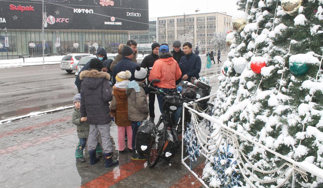 Житель Алматы отправился в священный хадж в Мекку, на велосипеде из Шымкента