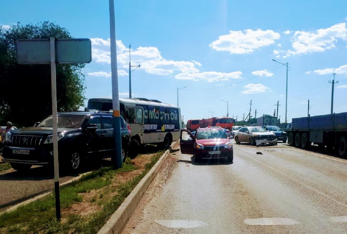 Случился инсульт: автобус протаранил несколько авто в Актобе (фото)