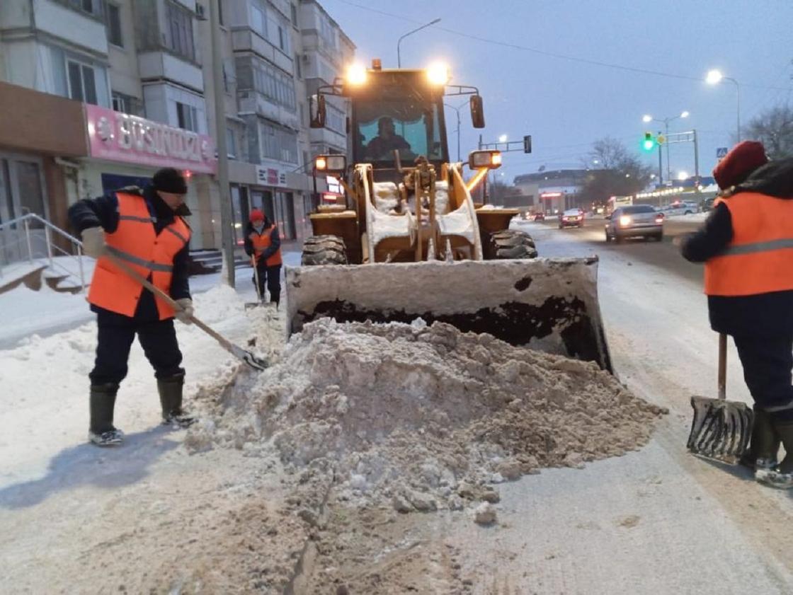 Рабочие чистят дороги от снега в Астане