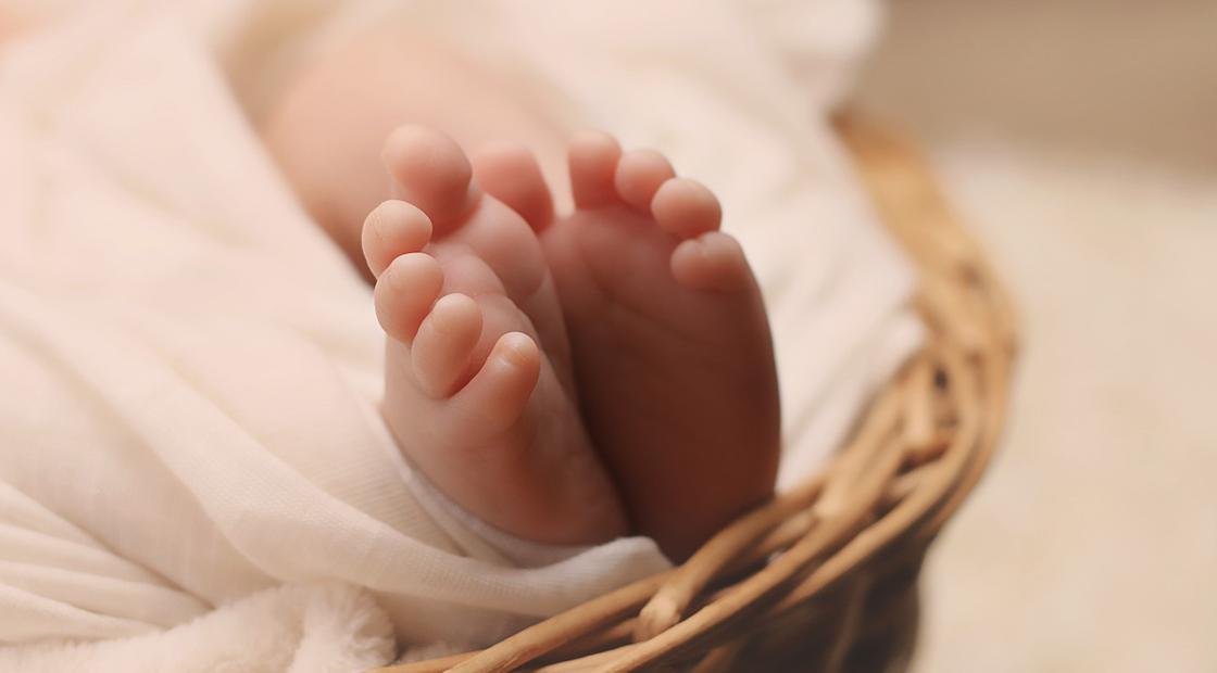 Годовалого младенца нашли мертвым рядом со спящим отцом в ВКО
