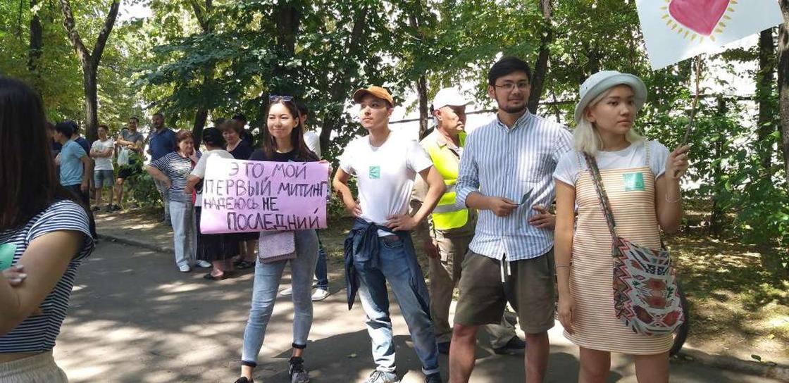 "Можем проводить культурно": мирный митинг проходит в Алматы (фото)