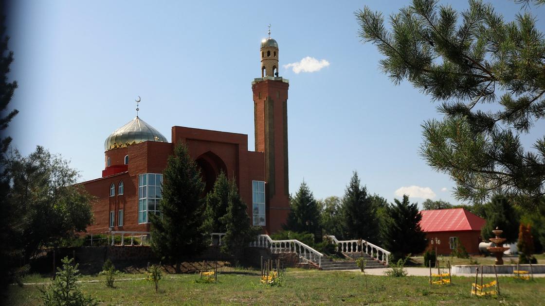 Мечеть стоит на пересечении двух дорог