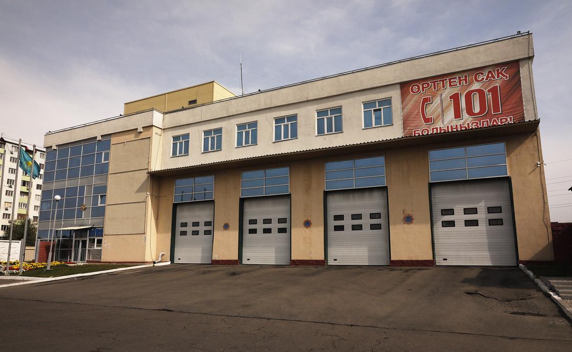 "Однажды на голову упали кирпичи": пожарный из Алматы рассказал о своих буднях