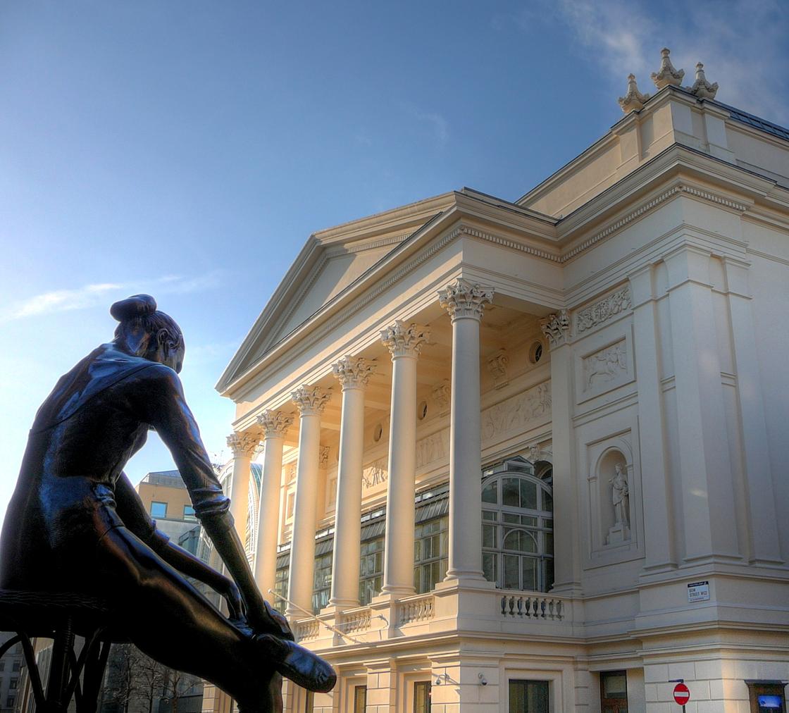 Вид на Королевский театр в Ковент-Гардене и статую около него