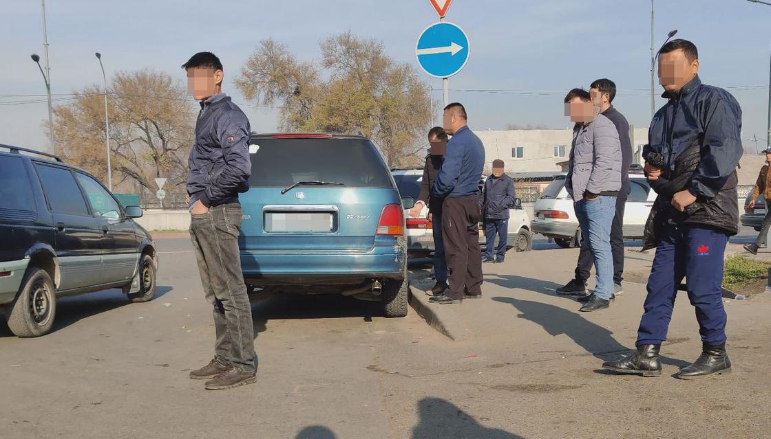 КОМЕНТ Алматинцы пожаловались на скопления таксистов из области в районе Саяхата