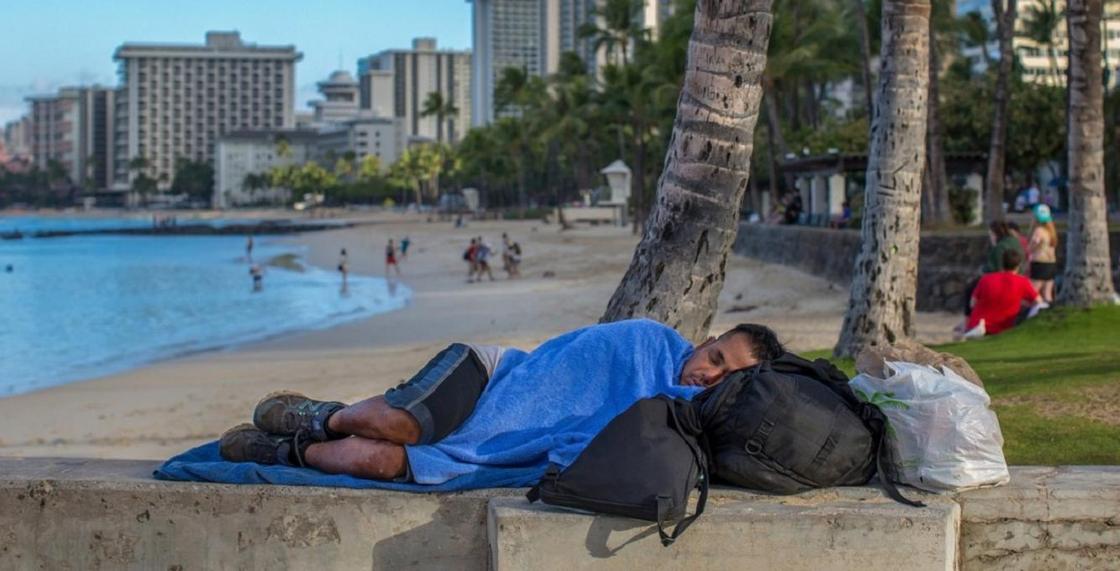Рай для бомжей: бездомные заполонили пляжи на Гавайях