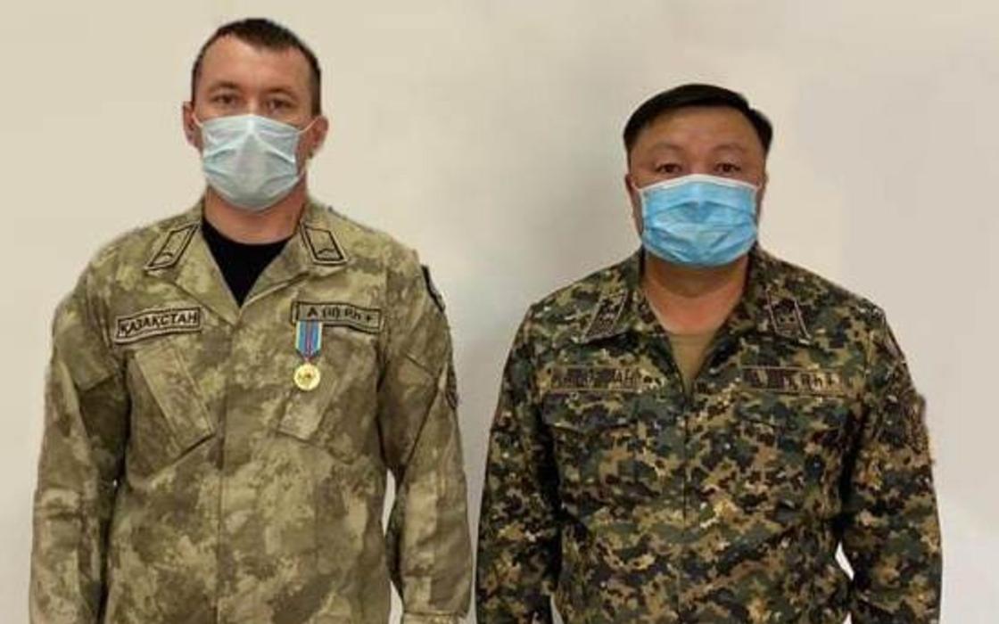 "Әр азамат осылай істер еді": Ақтөбеде қызды зорлықшыдан құтқарған жауынгер марапатталды "Әр азамат осылай істер еді": Ақтөбеде қызды зорлықшыдан құтқарған жауынгер марапатталды