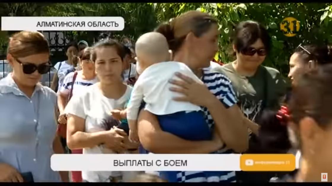 Многодетные мамы требуют наладить выплаты соцпомощи в Алматинской области