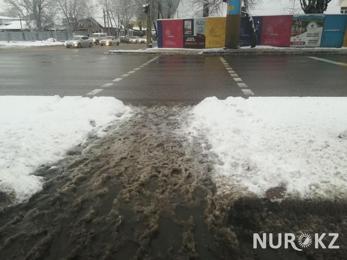 Алматы засыпало снегом после проливного дождя (фото)