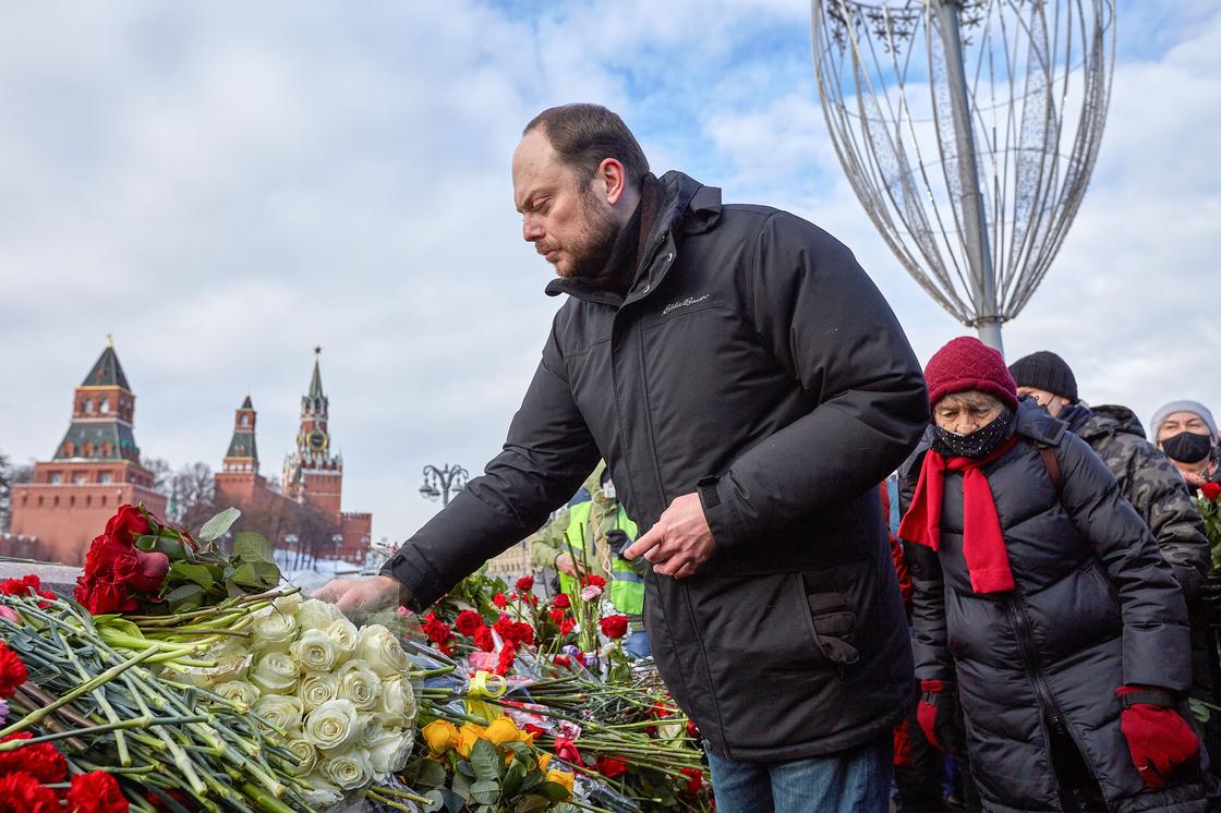 Кара-Мурза возлагает цветы в память о Немцове, 2021 год