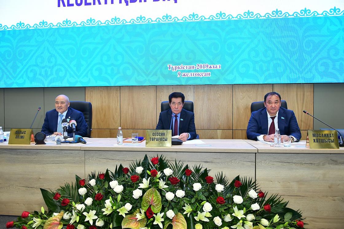 На сессии туркестанского областного маслихата вручили юбилейные награды к 25-летию образования маслихатов РК