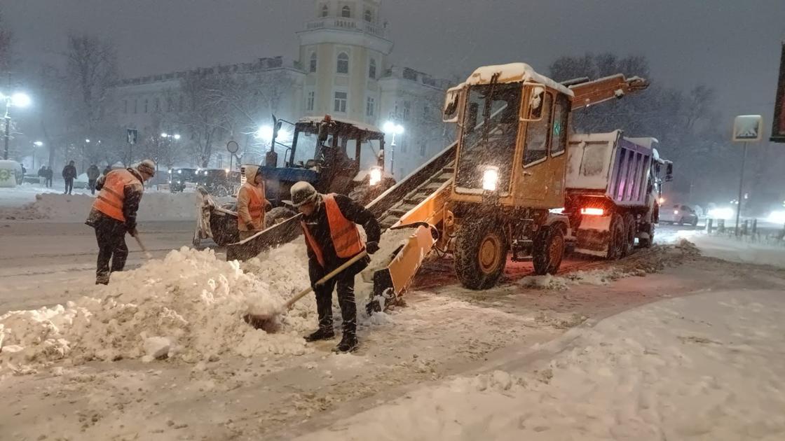 Уборка снега в Алматы