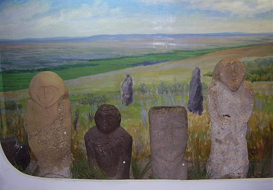 Каменные фигуры в экспозиции музея