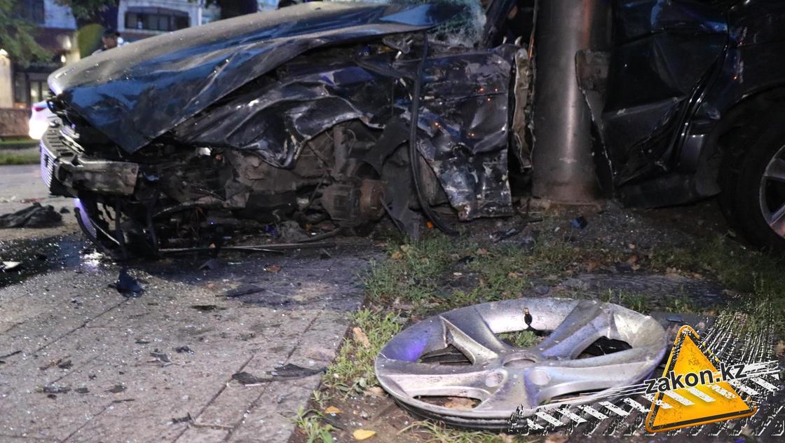 Один погиб, четверо пострадали: жуткая авария произошла в Алматы Один погиб, четверо пострадали: жуткая авария произошла в Алматы