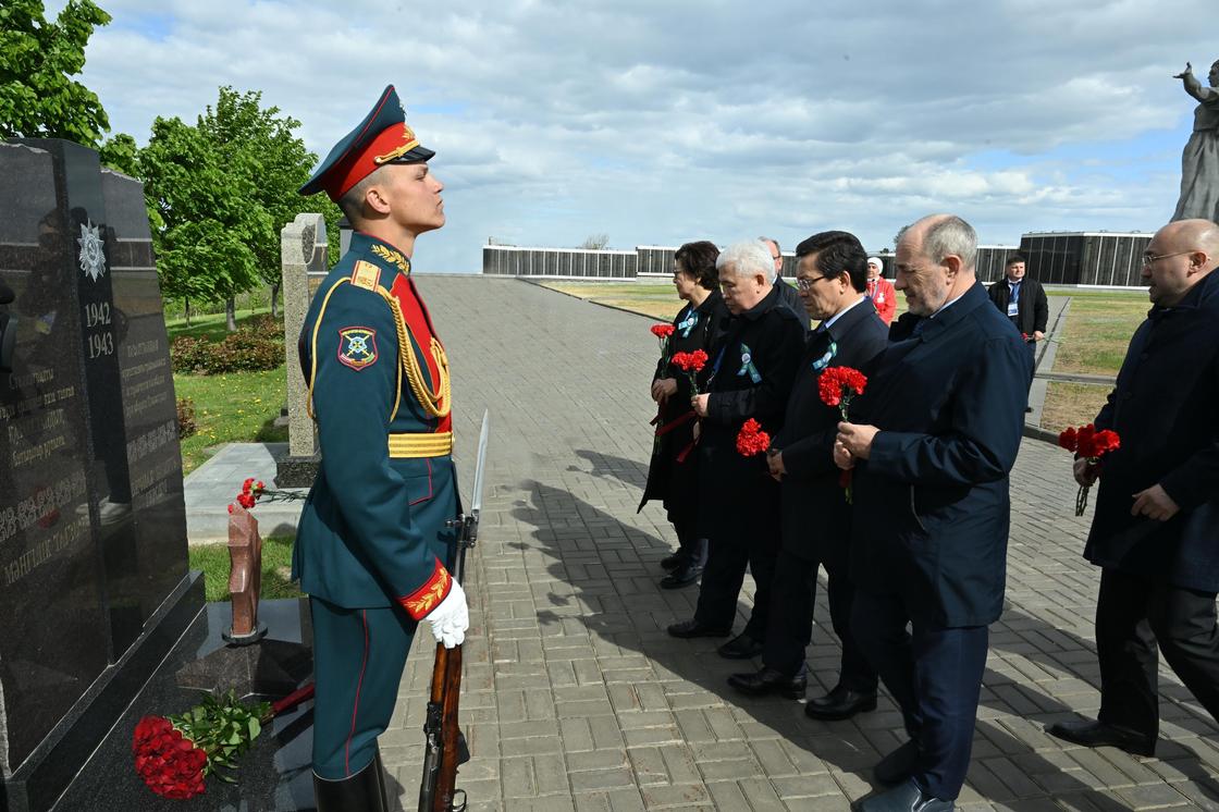 Возложение цветов Возложение цветов