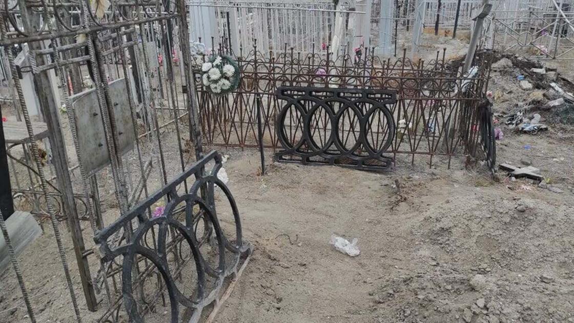 Части ограждений могил на кладбище в Атырау