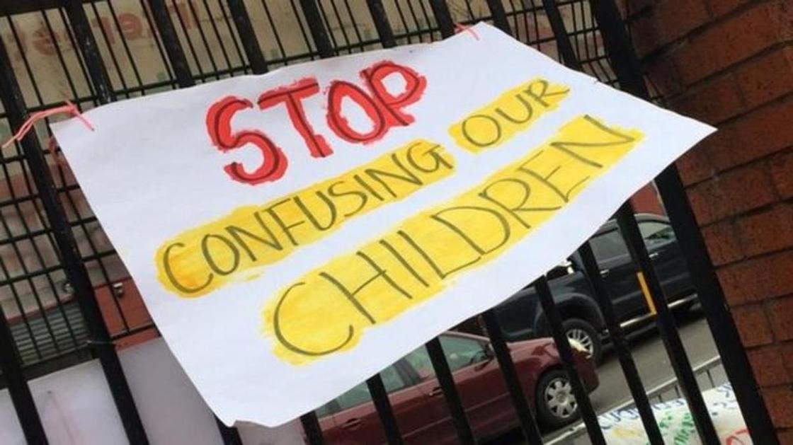 Родители протестуют против ЛГБТ-уроков в школе Бирмингема