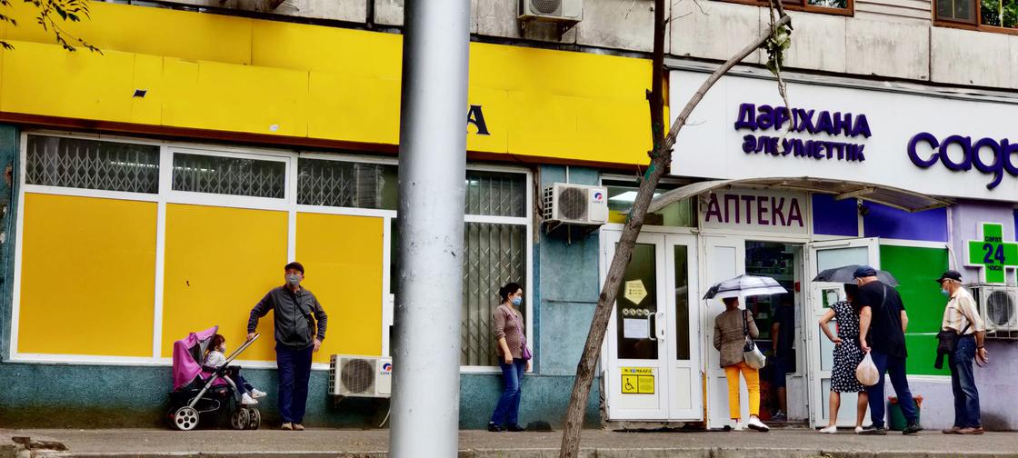 "Аспирин есть, градусников нет": что происходит в аптеках Алматы из-за ажиотажа