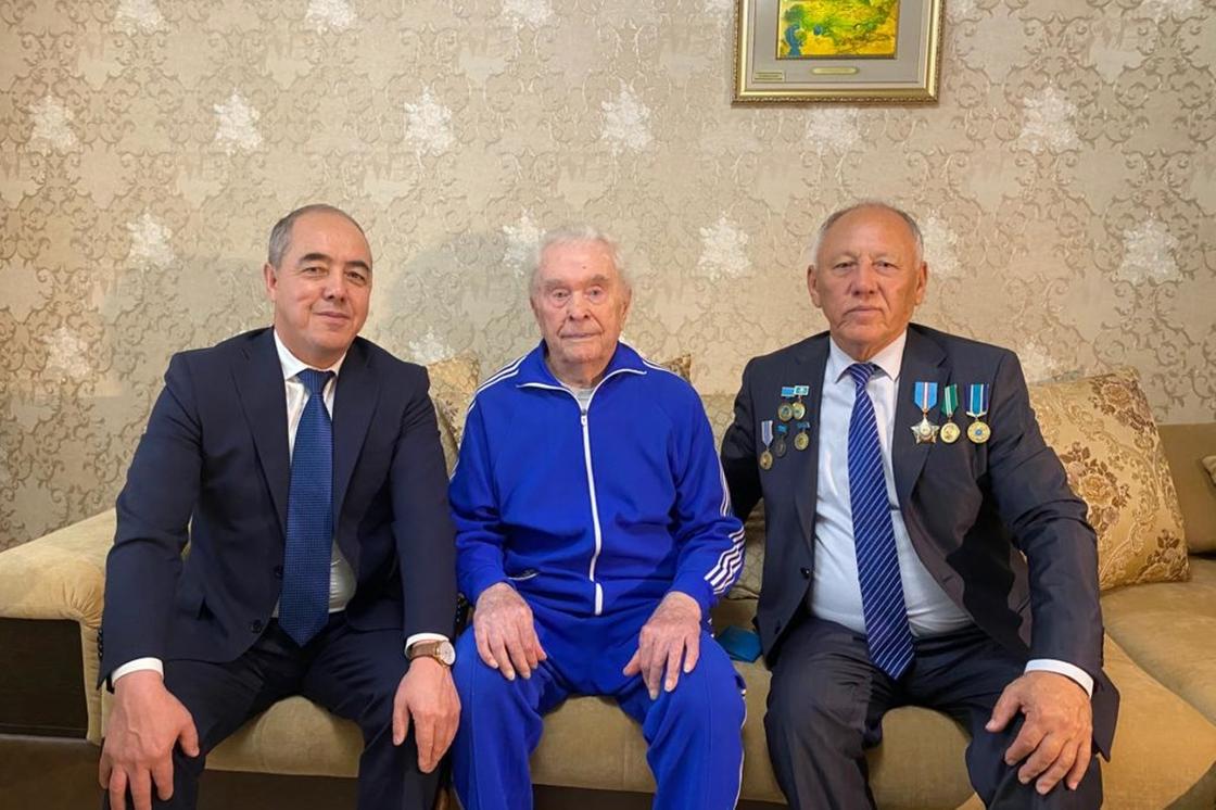 Нариман Турегалиев посетил на дому ветеранов труда