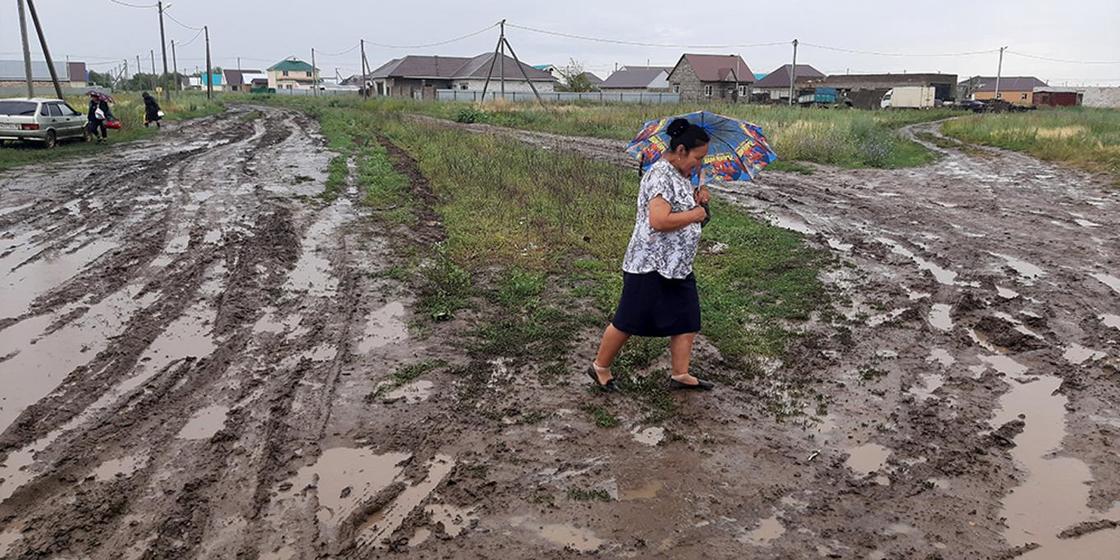 Ливень в Уральске: жители жалуются на затопленные улицы и протекающие крыши (фото, видео)