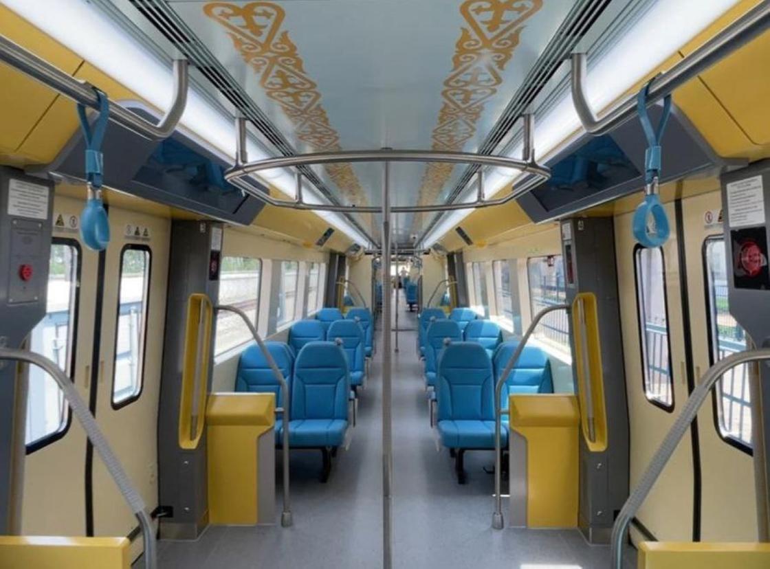 LRT вагонының іші