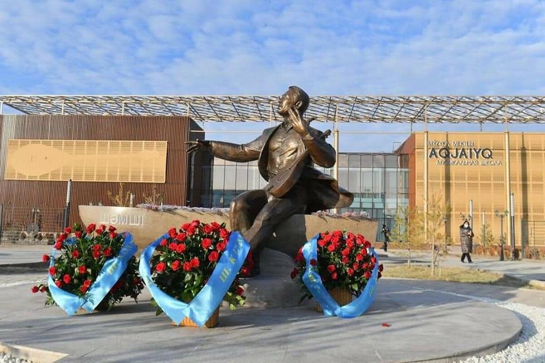 Памятник Шамши Калдаякову в Туркестане