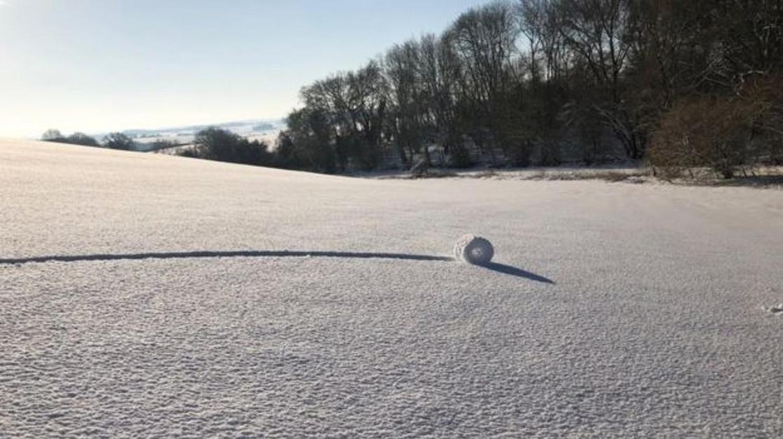 На полях в Англии появились загадочные снежные рулоны (фото, видео)
