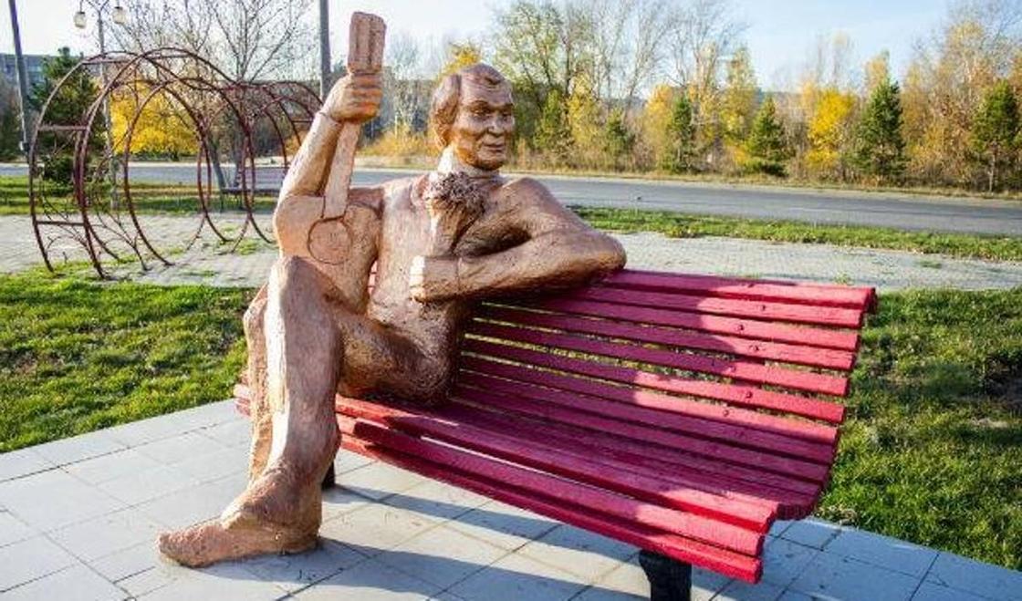 Скульптуру Бари Алибасова убрали в Усть-Каменогорске