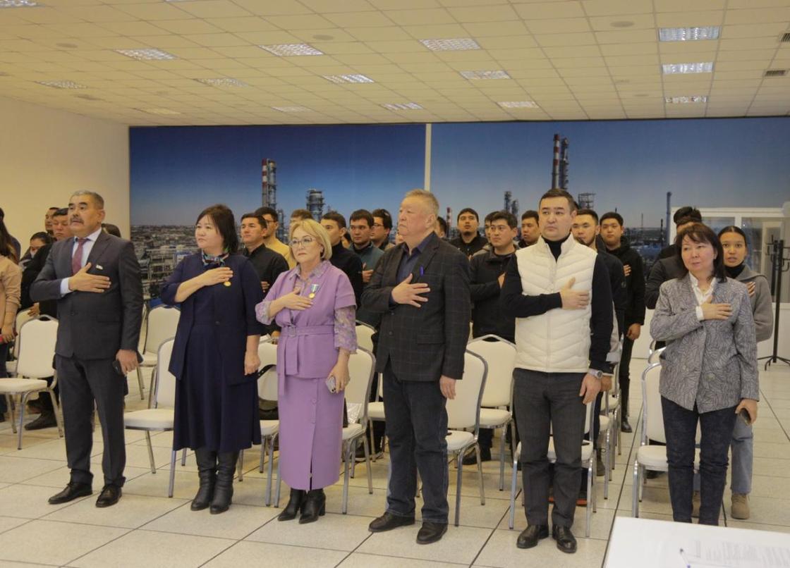 Мейрамбек Бижанов солдан оңға қарай төртінші Мейрамбек Бижанов солдан оңға қарай төртінші