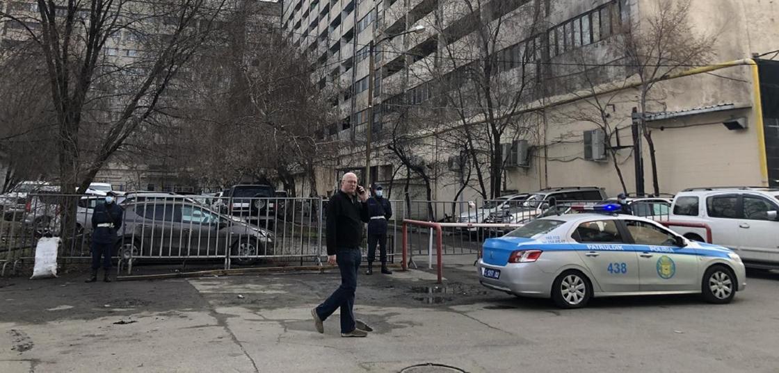 Что происходит в оцепленных из-за коронавируса дворах Алматы (фото)