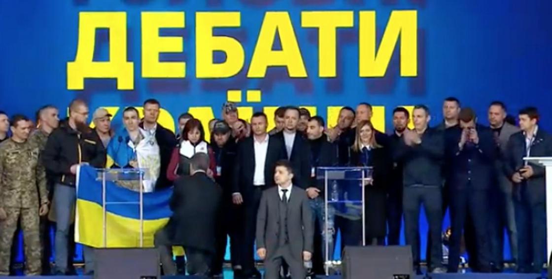Выборы в Украине: Порошенко встал на одно колено и спиной к зрителям Выборы в Украине: Порошенко встал на одно колено и спиной к зрителям