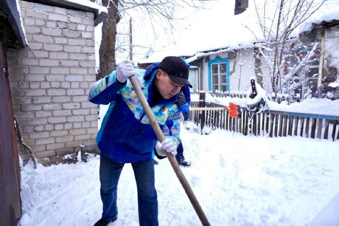 Уборка снега: волонтеры столицы помогают одиноким и пожилым людям -  Казахский репортер