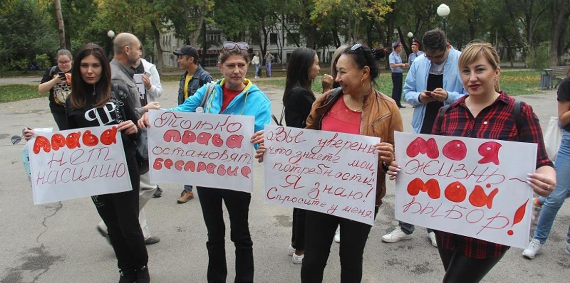 «Все сексисты пусть убьются, феминистки не сдаются»: О чем говорили девушки на митинге «Все сексисты пусть убьются, феминистки не сдаются»: О чем говорили девушки на митинге