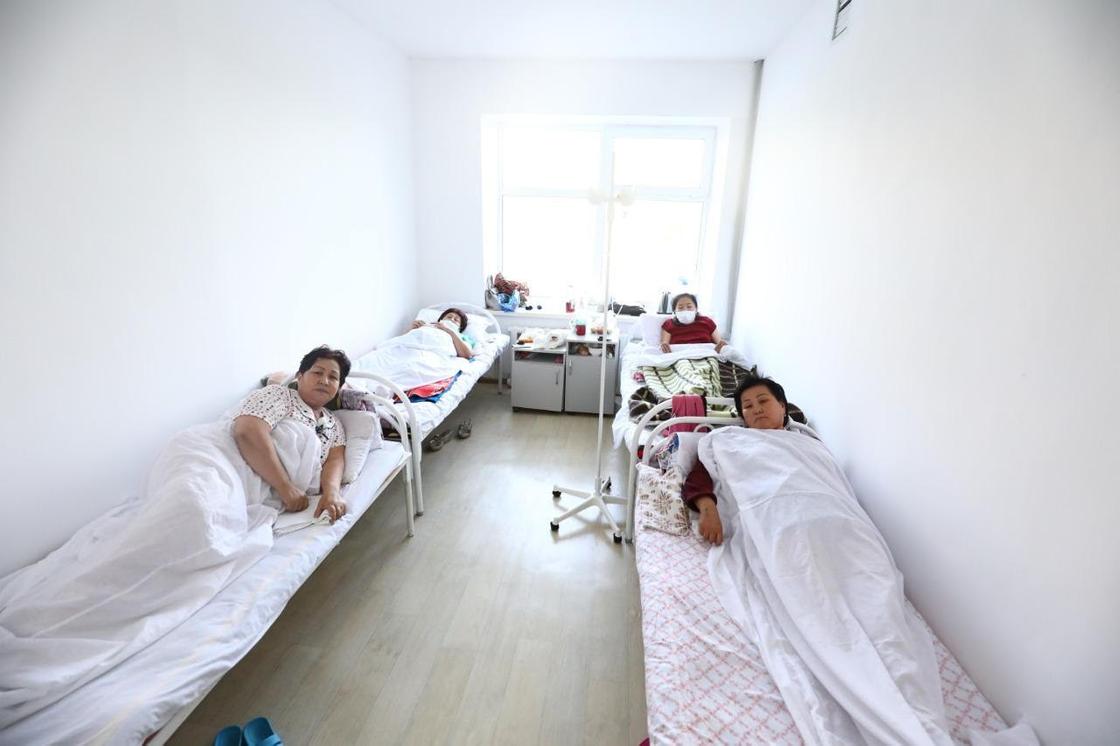 Аким Актюбинской области узнал о самочувствии больных пневмонией