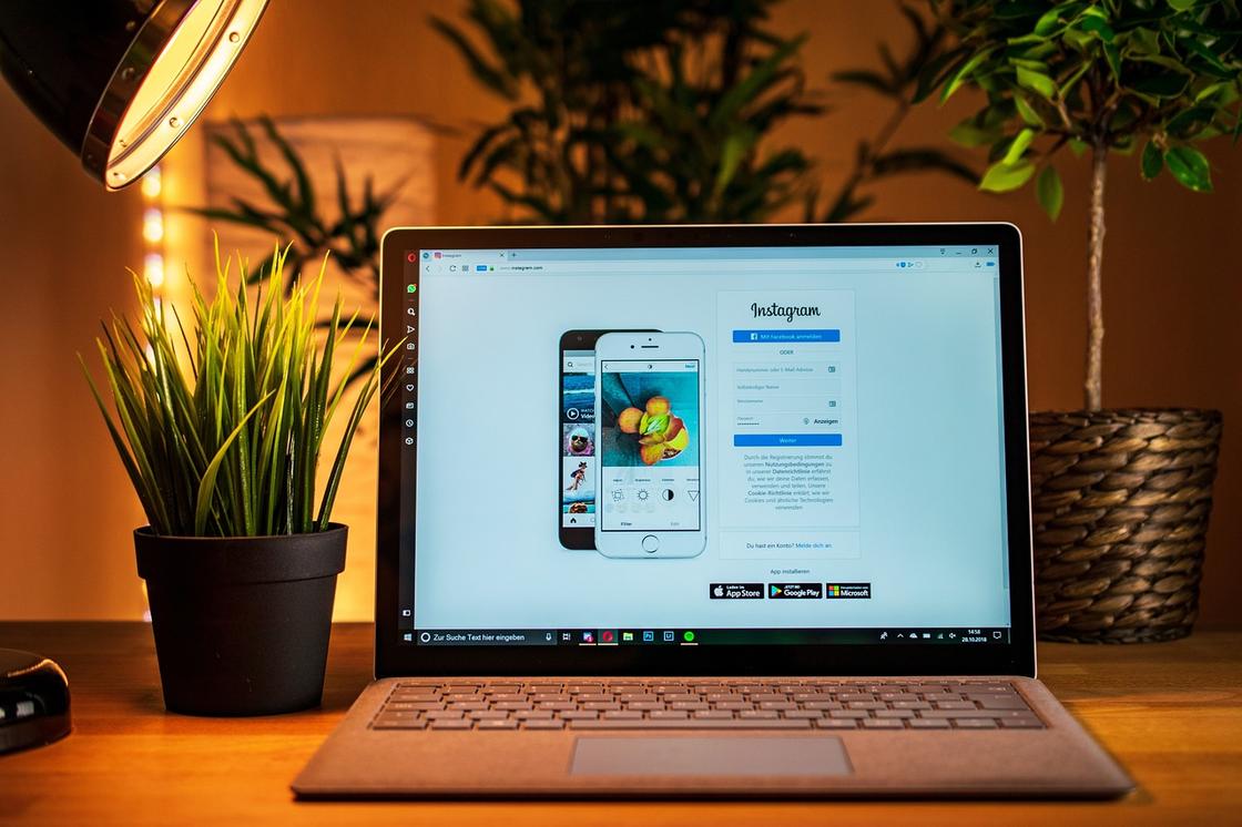 На рабочем столе открытый ноутбук с открытым в веб-браузере Instagram