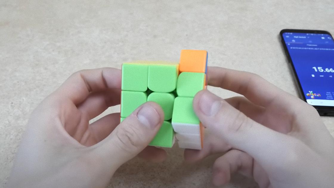 На кубике Рубика поворачивают правую сторону и складывают зеленую грань