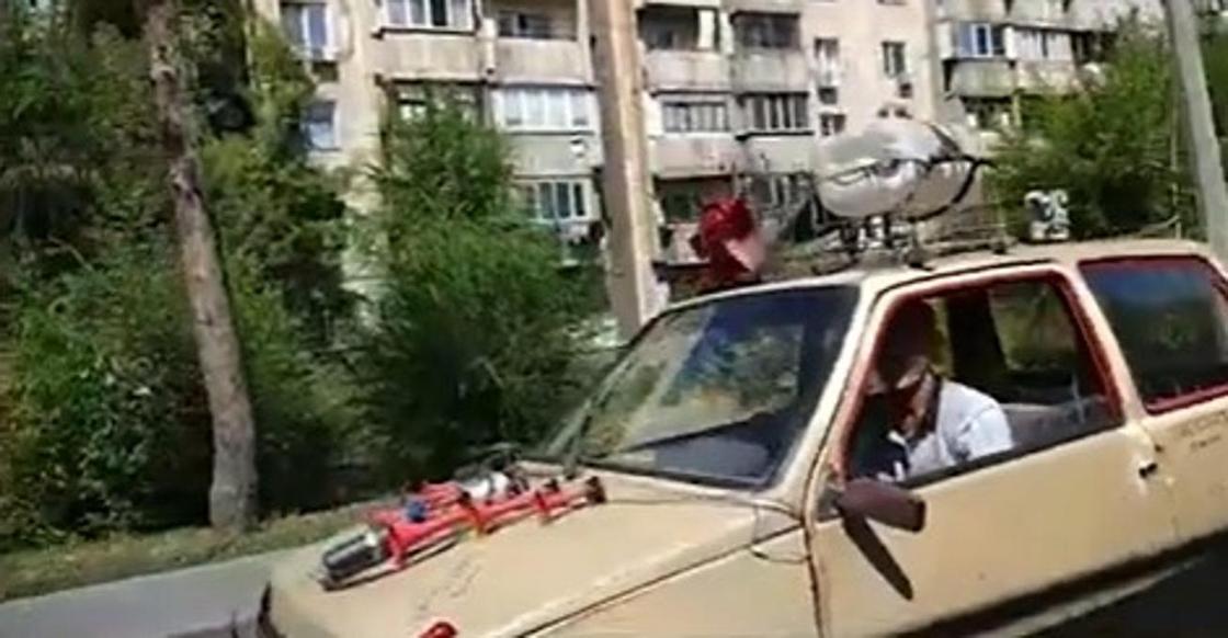 Есть душ и пропеллер: необычный автомобиль проехал по Алматы (видео)